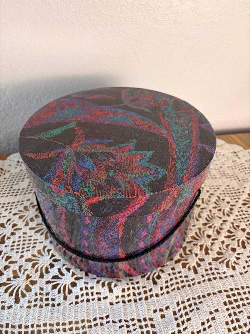β¨π 1980s Circular Hat Box β Red, Purple, Turquoise & Blue πβ¨ - Picture 2 of 5